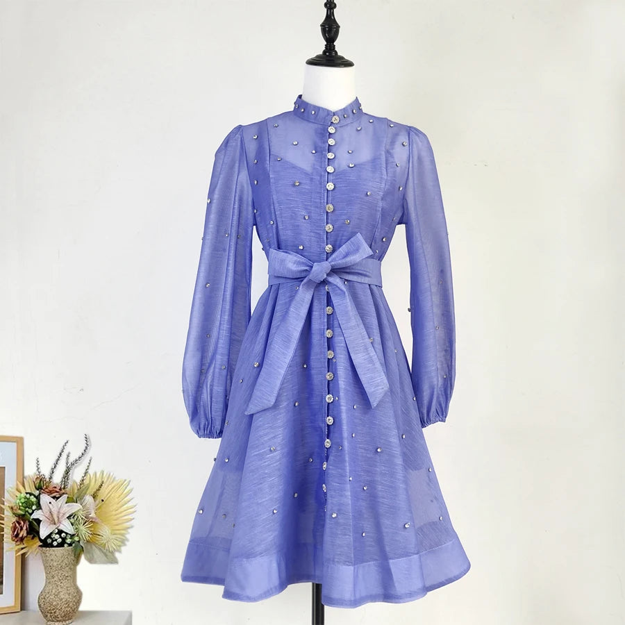 Vestido Lehor – Bordado com Strass, Mangas Lanternas Longas e Botões de Strass