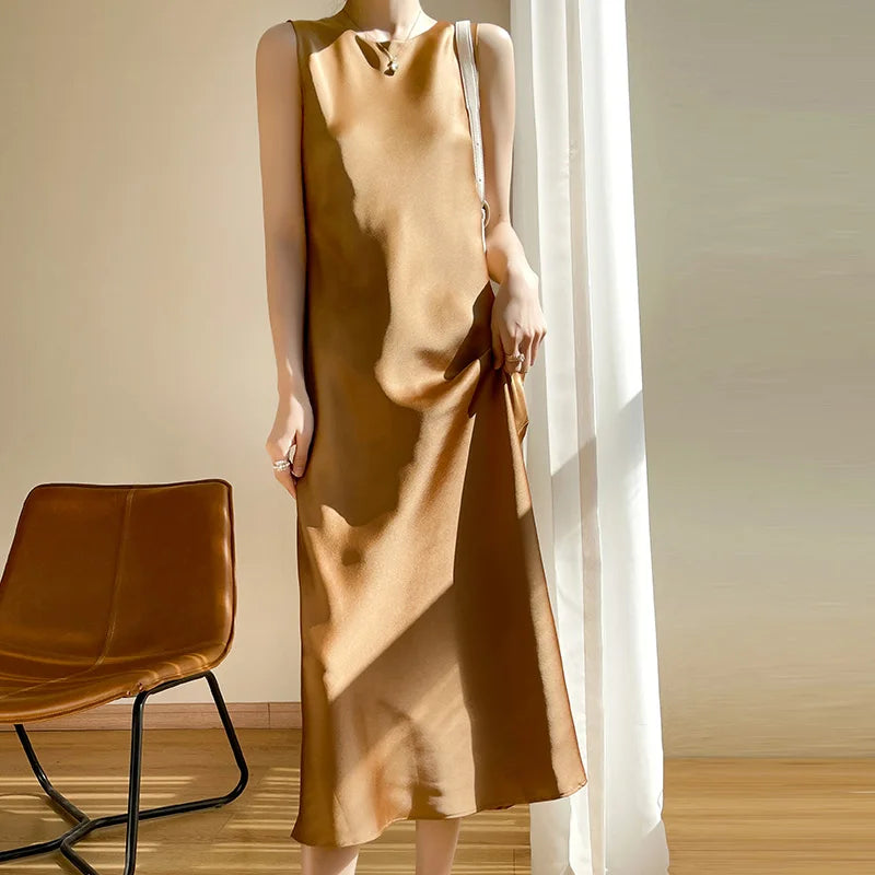 Vestido Longo de Cetim de seda sem Alças e Caimento Elegante