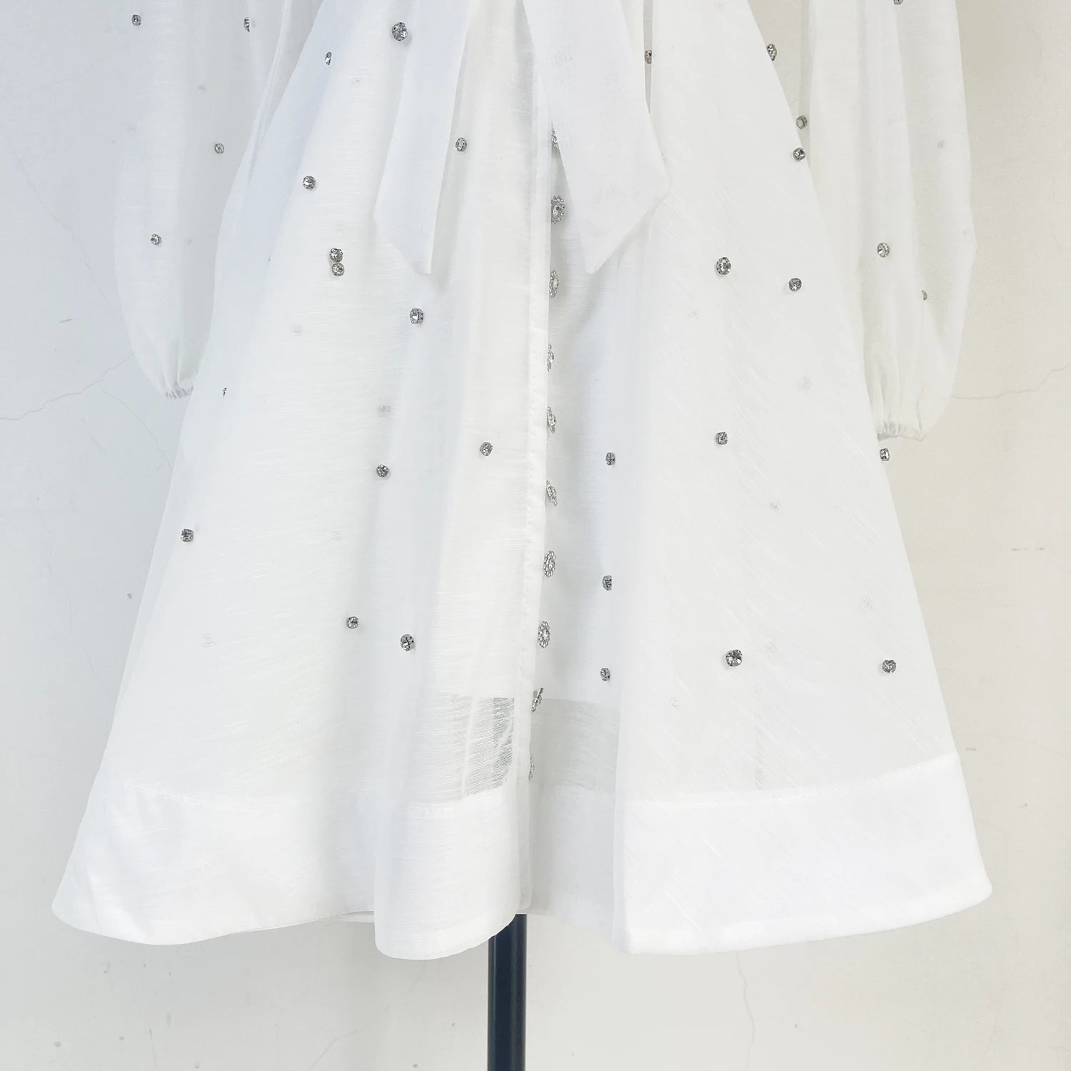 Vestido Lehor – Bordado com Strass, Mangas Lanternas Longas e Botões de Strass