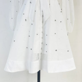 Vestido Lehor – Bordado com Strass, Mangas Lanternas Longas e Botões de Strass