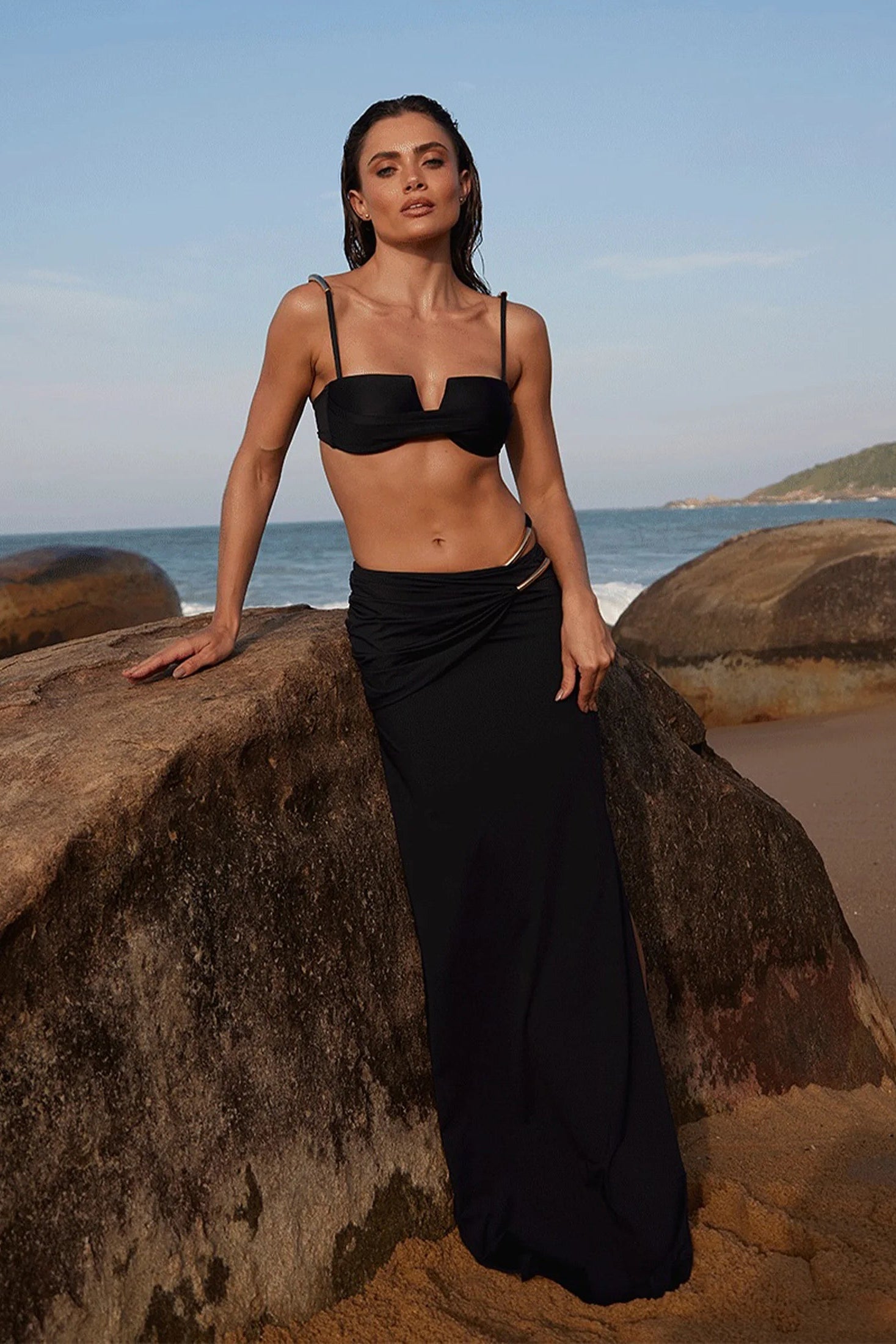 Conjunto Preto Elegante com Top de Alças Finas e Saia Longa Fluida – Três Peças para Praia e Viagem