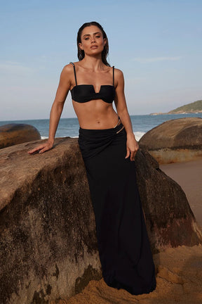 Conjunto Preto Elegante com Top de Alças Finas e Saia Longa Fluida – Três Peças para Praia e Viagem