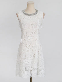 Vestido com Renda e Pedrarias – Design Elegante e Silhueta Refinada