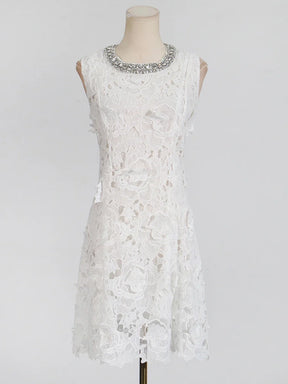 Vestido com Renda e Pedrarias – Design Elegante e Silhueta Refinada