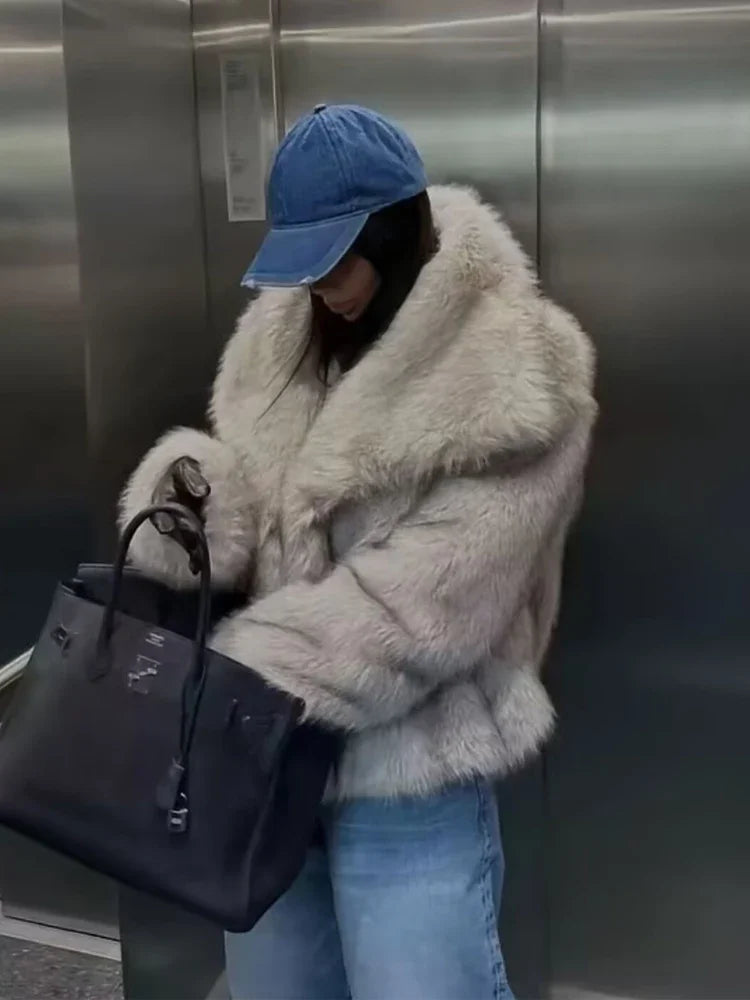 Casaco Longo de Peles Sintéticas – Toque Aveludado e Elegância Atemporal