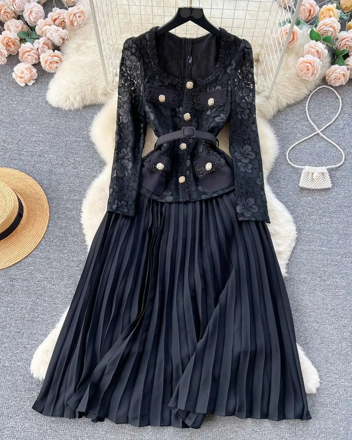 Vestido Renda Elegante – Gola Quadrada, Botões Decorativos e Cintura Franzida