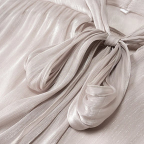 Conjunto Blusa e Saia Plissada - Brilho Sutil e Silhueta Moderna