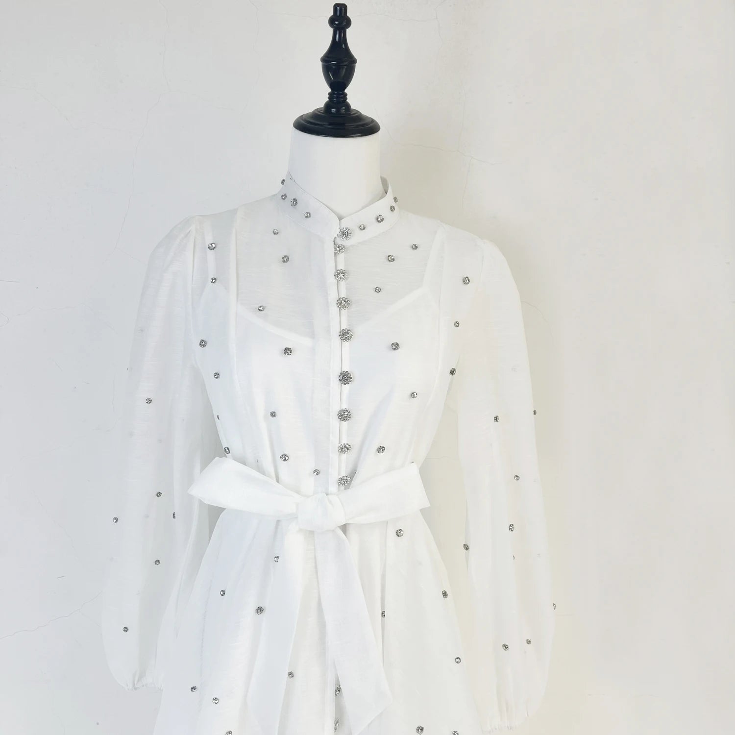 Vestido Lehor – Bordado com Strass, Mangas Lanternas Longas e Botões de Strass