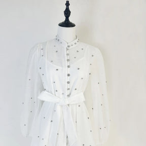 Vestido Lehor – Bordado com Strass, Mangas Lanternas Longas e Botões de Strass