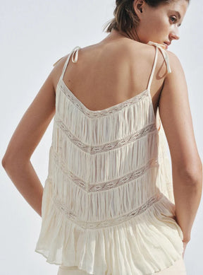 Blusa de Alças Finas com Caimento Reto e Acabamento Delicado – Leve, Moderna e Versátil