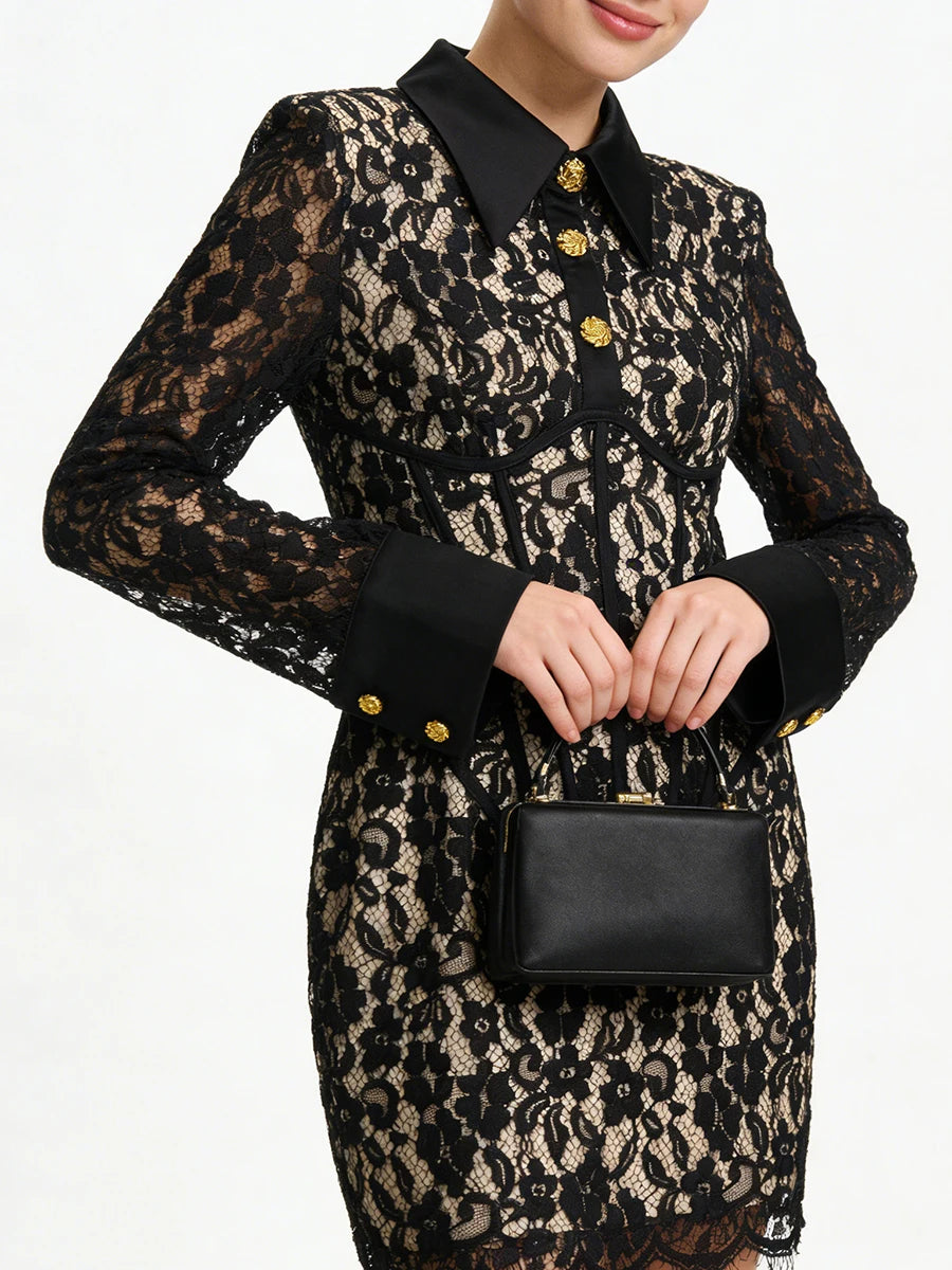 Vestido Curto Renda, Cintura Alta e Modelagem Modeladora com Gola