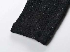 Vestido Tweed com Pérolas e Botões de Cristal – Silhueta Slim e Elegância Atemporal
