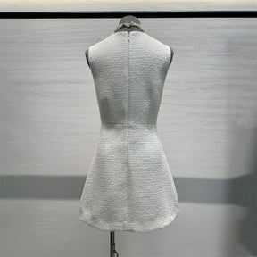 Vestido Tweed Sem Mangas com Decote V – Elegância Atemporal