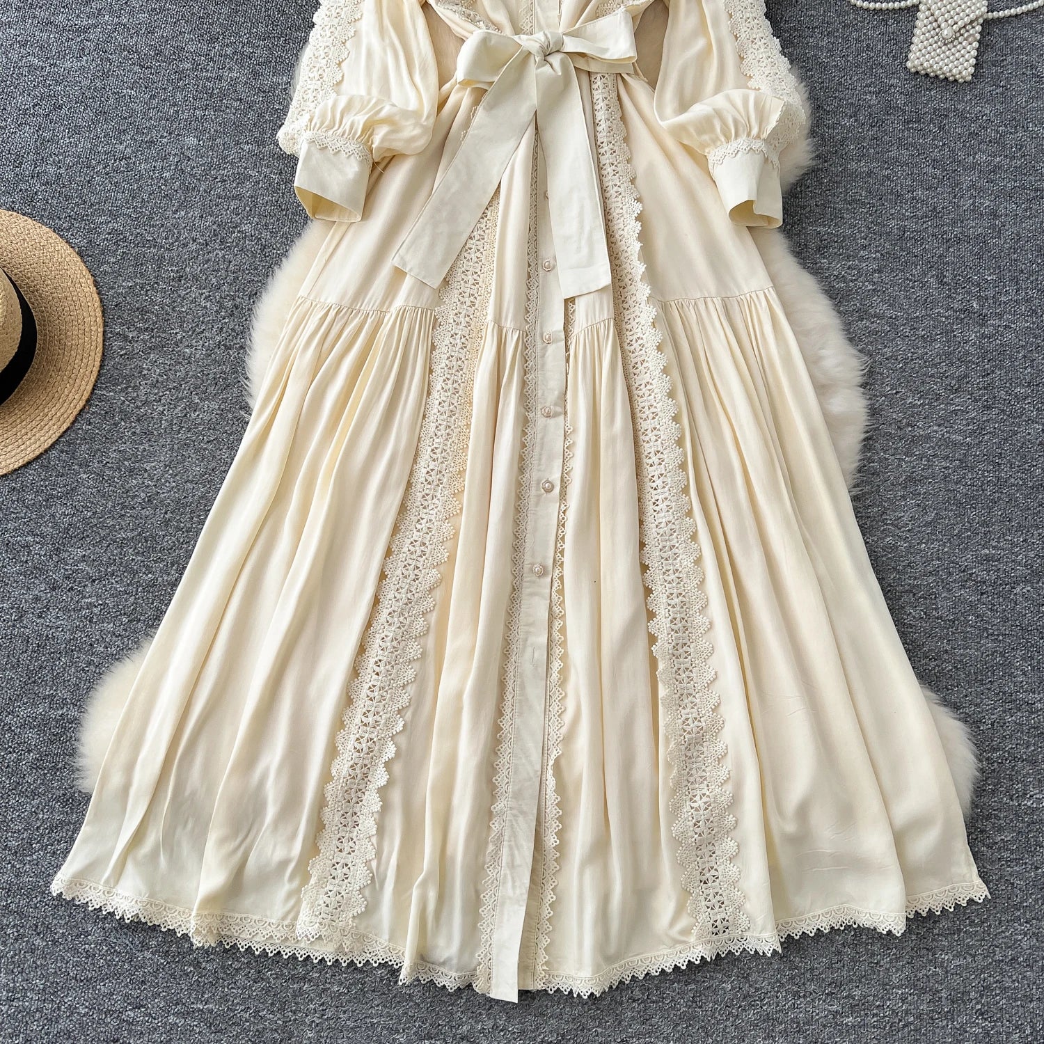 Vestido Longo com Renda e Botões Frontais – Modelagem A-line e Cintura Ajustável