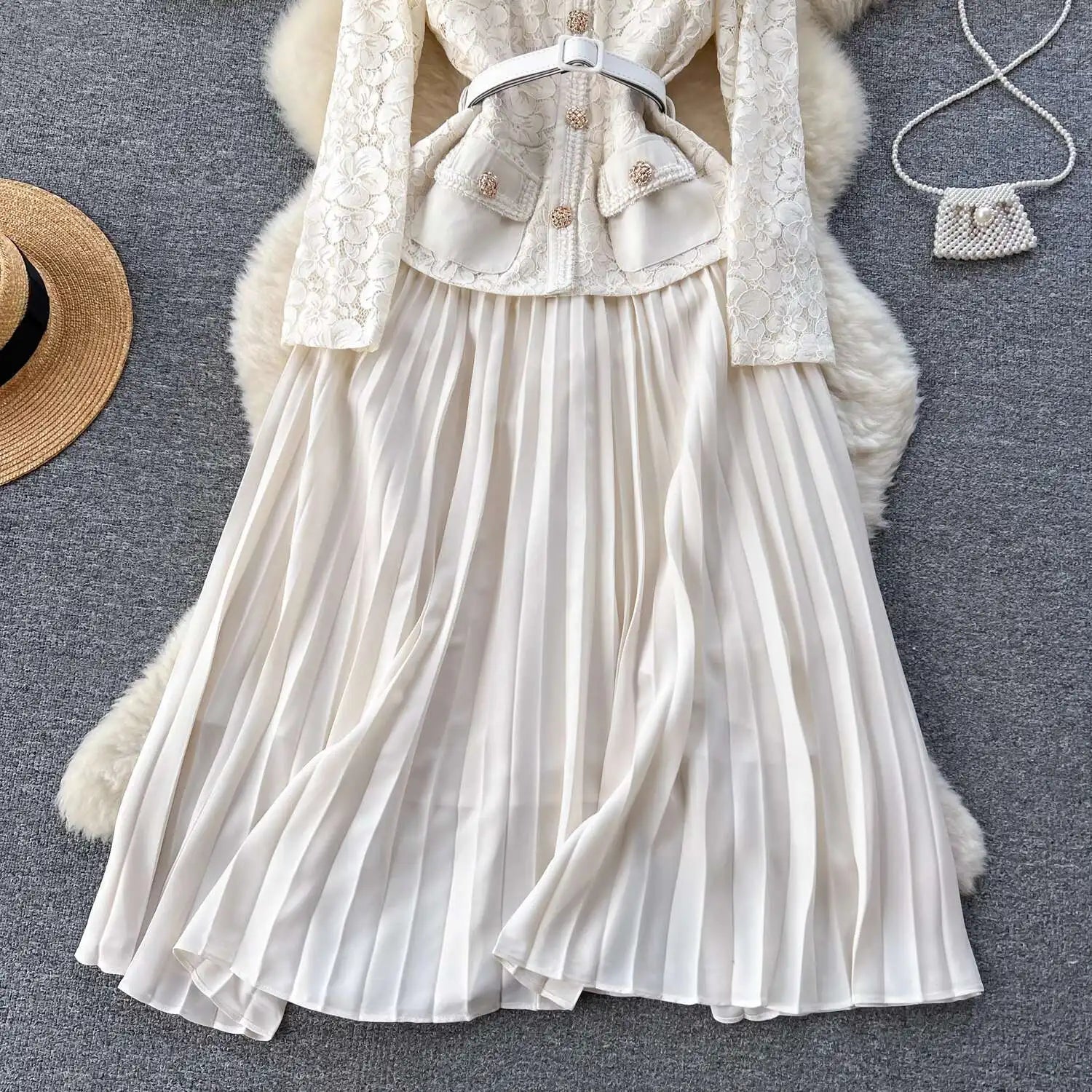 Vestido Renda Elegante – Gola Quadrada, Botões Decorativos e Cintura Franzida
