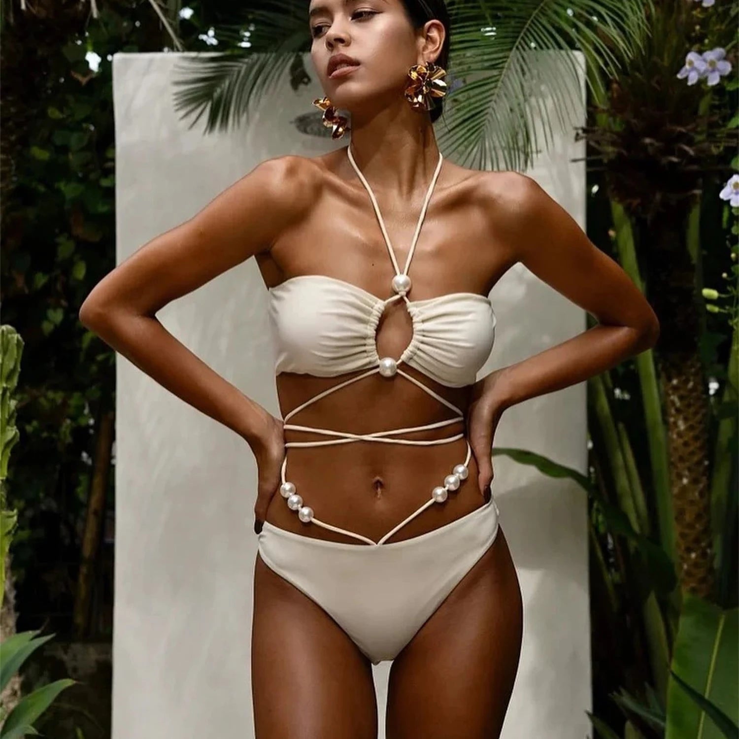 Conjunto Luxuoso com Pérolas – Biquíni Halter 3 Peças com Saída Ombro a Ombro