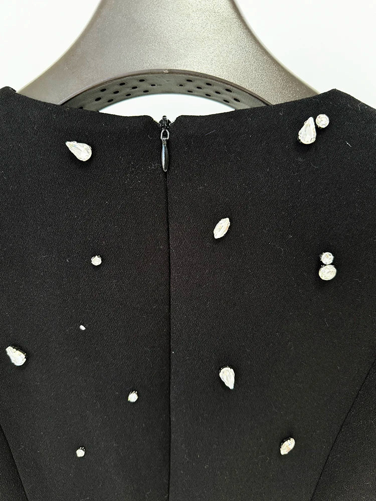 Vestido Longo com Bordado à Mão em Pedrarias – Sofisticação Máxima para Ocasiões Especiais