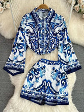 Conjunto Fashion Primavera - Camisa e Shorts com Estampa de Porcelana Azul e Branca