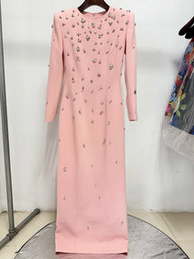 Vestido Longo com Bordado à Mão em Pedrarias – Sofisticação Máxima para Ocasiões Especiais
