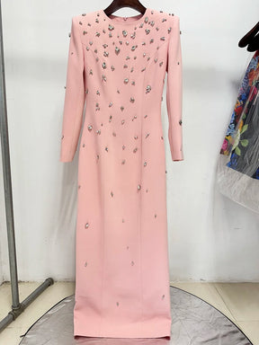 Vestido Longo com Bordado à Mão em Pedrarias – Sofisticação Máxima para Ocasiões Especiais