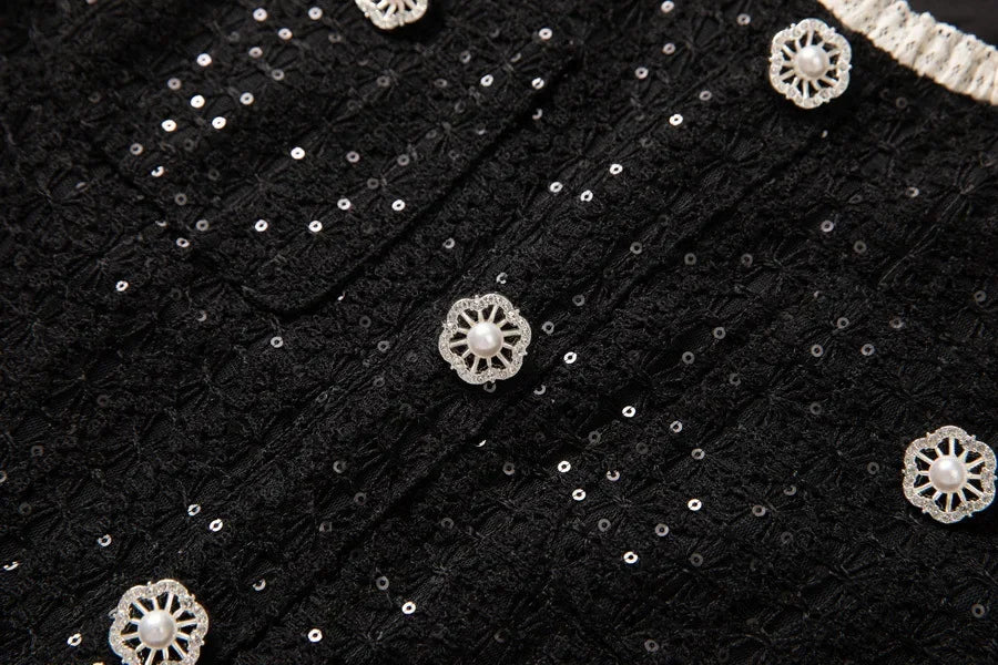 Vestido Preto Elegante com Pedrarias Bordadas à Mão e Cintura Marcada