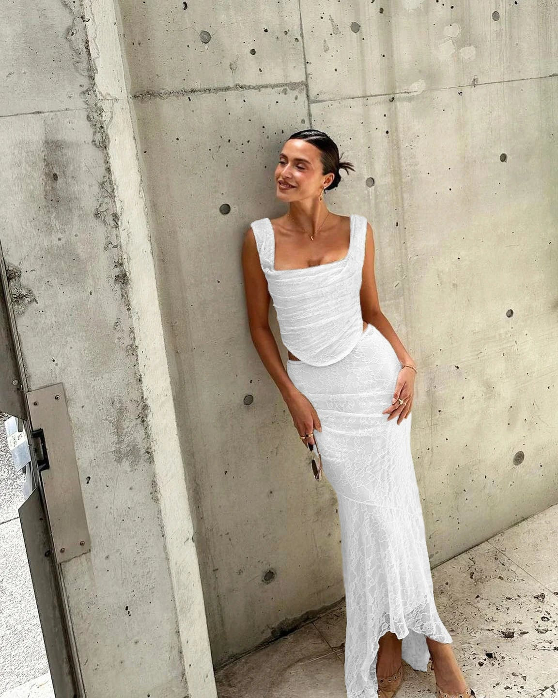 Conjunto Longo Elegante com Sobreposição em Renda Delicada