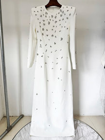 Vestido Longo com Bordado à Mão em Pedrarias – Sofisticação Máxima para Ocasiões Especiais