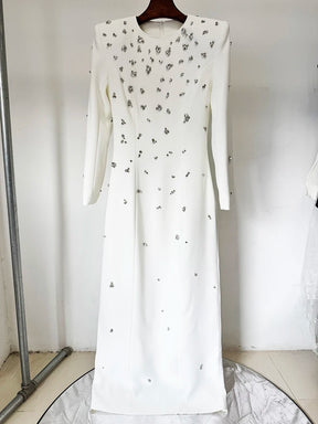 Vestido Longo com Bordado à Mão em Pedrarias – Sofisticação Máxima para Ocasiões Especiais