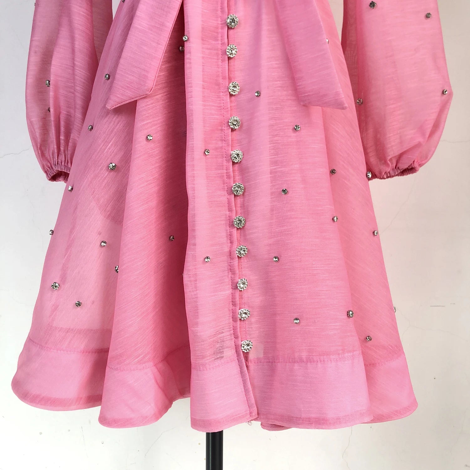 Vestido Lehor – Bordado com Strass, Mangas Lanternas Longas e Botões de Strass