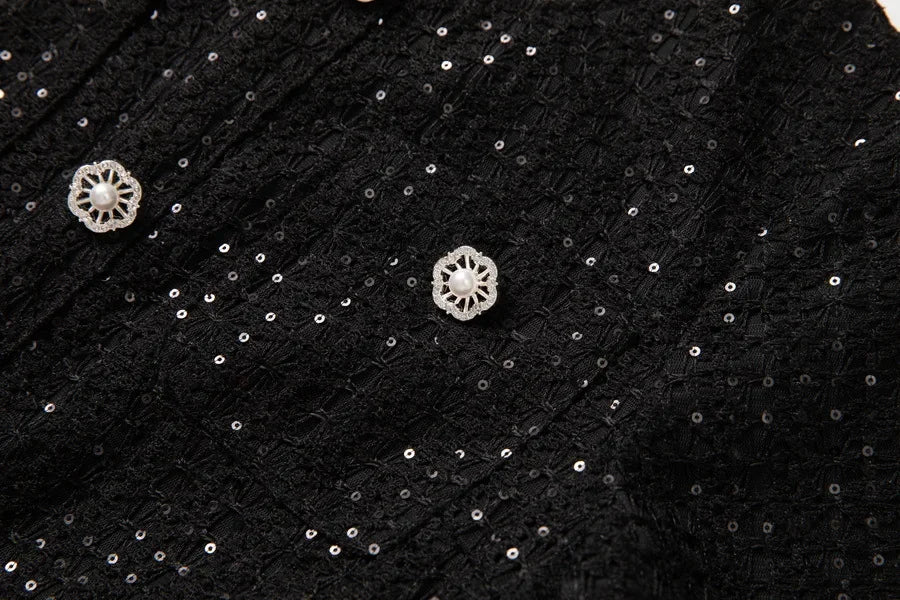 Vestido Preto Elegante com Pedrarias Bordadas à Mão e Cintura Marcada