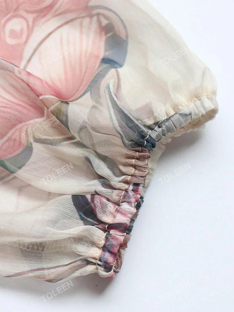 Vestido Longo Floral – Recortes Sofisticados, Manga Longa e Amarração nas Costas