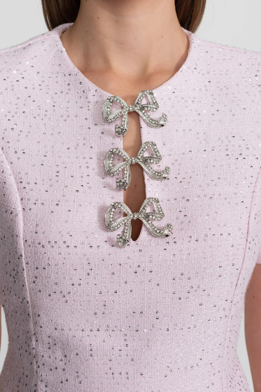 Vestido A-Linha com Laço e Pedrarias Bordadas à Mão – Elegância e Sofisticação