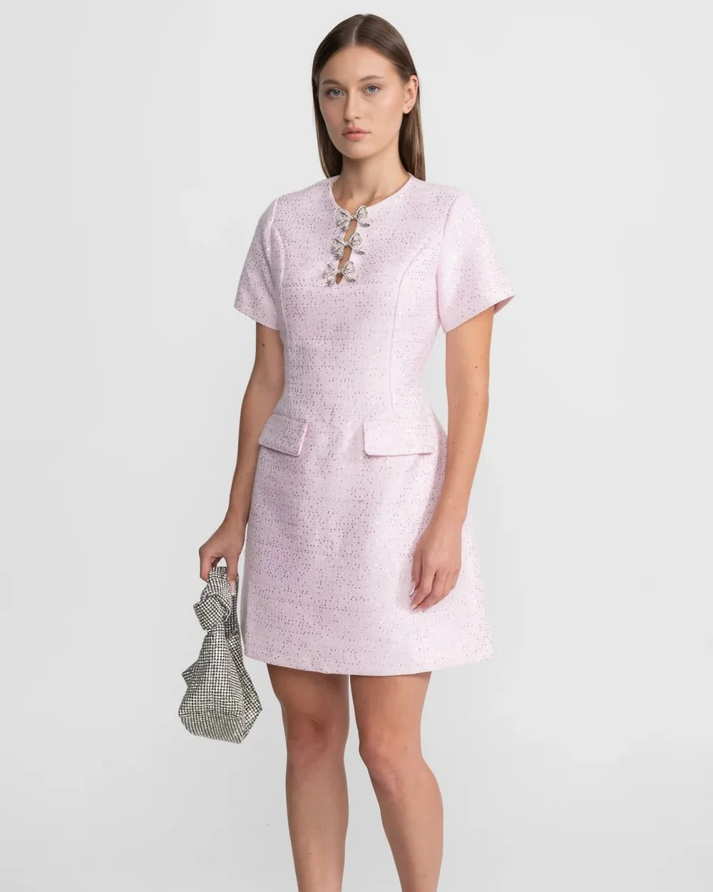 Vestido A-Linha com Laço e Pedrarias Bordadas à Mão – Elegância e Sofisticação