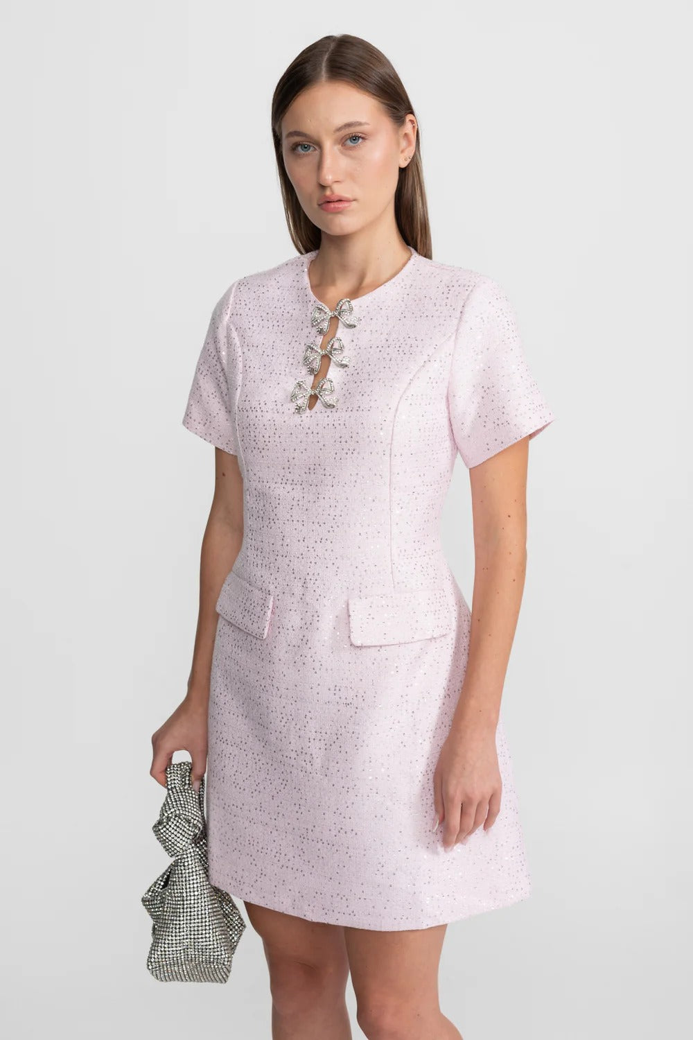 Vestido A-Linha com Laço e Pedrarias Bordadas à Mão – Elegância e Sofisticação