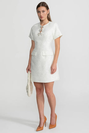 Vestido A-Linha com Laço e Pedrarias Bordadas à Mão – Elegância e Sofisticação