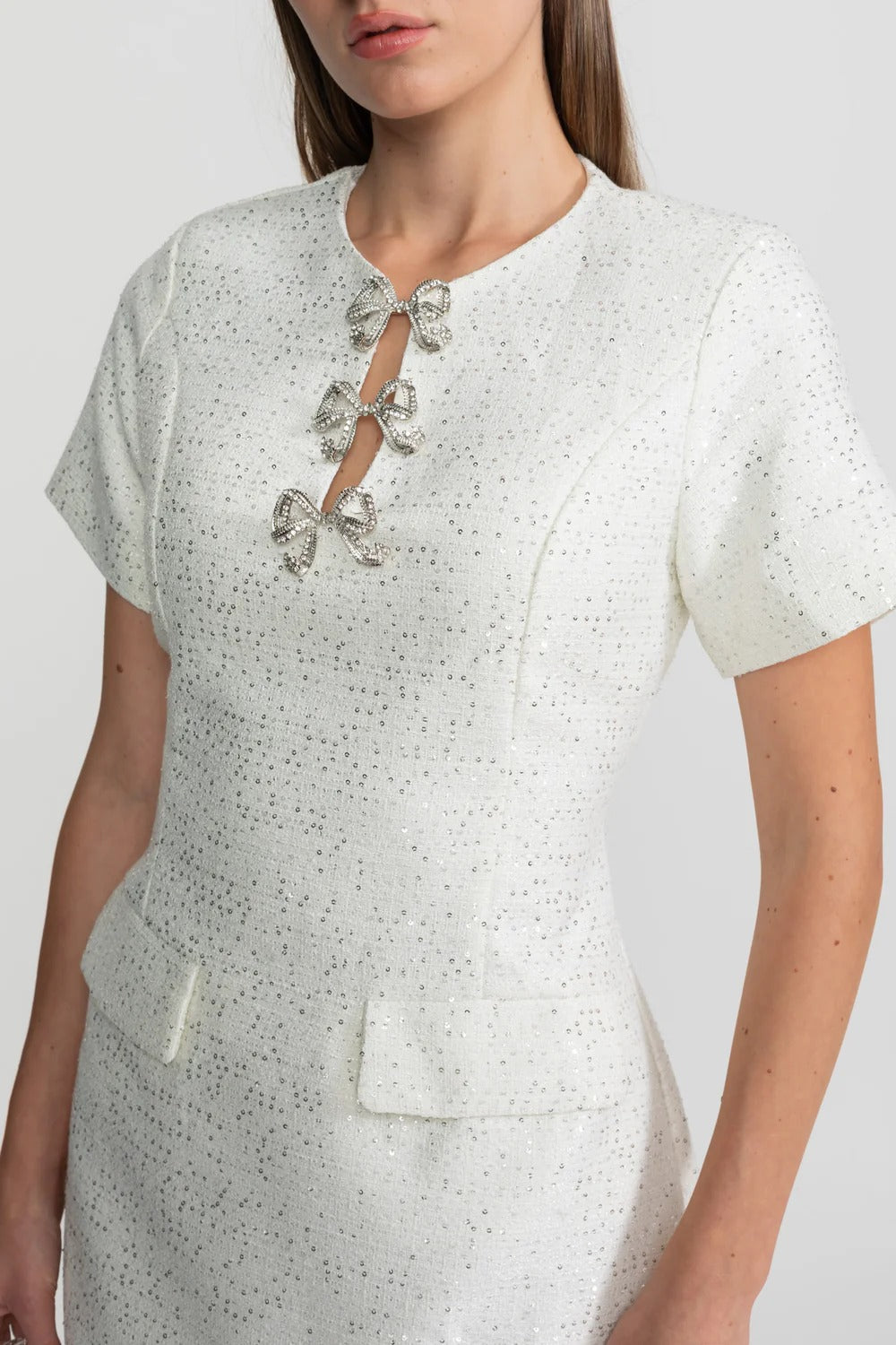 Vestido A-Linha com Laço e Pedrarias Bordadas à Mão – Elegância e Sofisticação