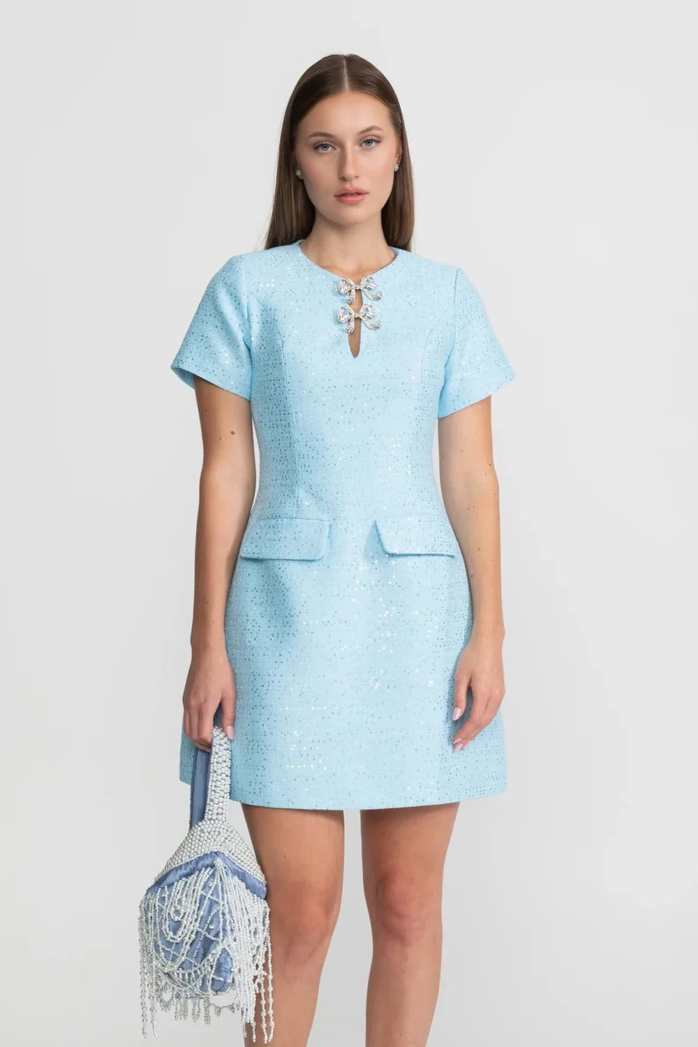 Vestido A-Linha com Laço e Pedrarias Bordadas à Mão – Elegância e Sofisticação