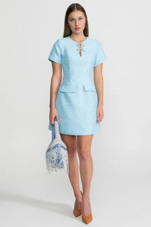 Vestido A-Linha com Laço e Pedrarias Bordadas à Mão – Elegância e Sofisticação