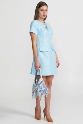 Vestido A-Linha com Laço e Pedrarias Bordadas à Mão – Elegância e Sofisticação