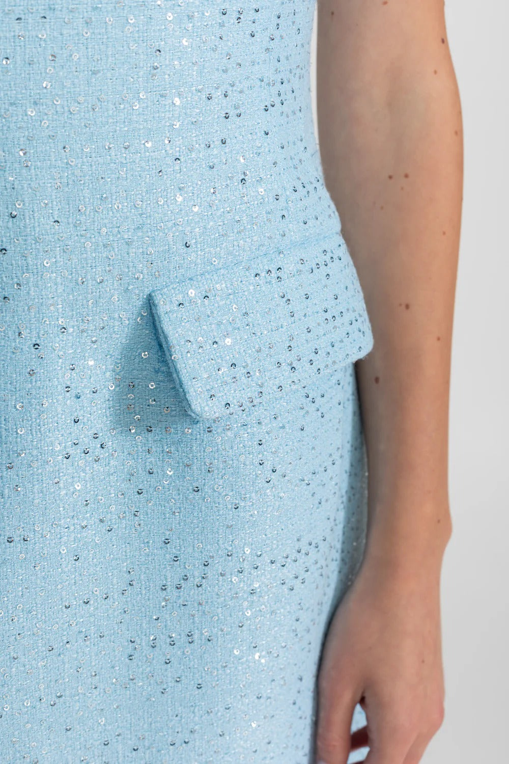 Vestido A-Linha com Laço e Pedrarias Bordadas à Mão – Elegância e Sofisticação