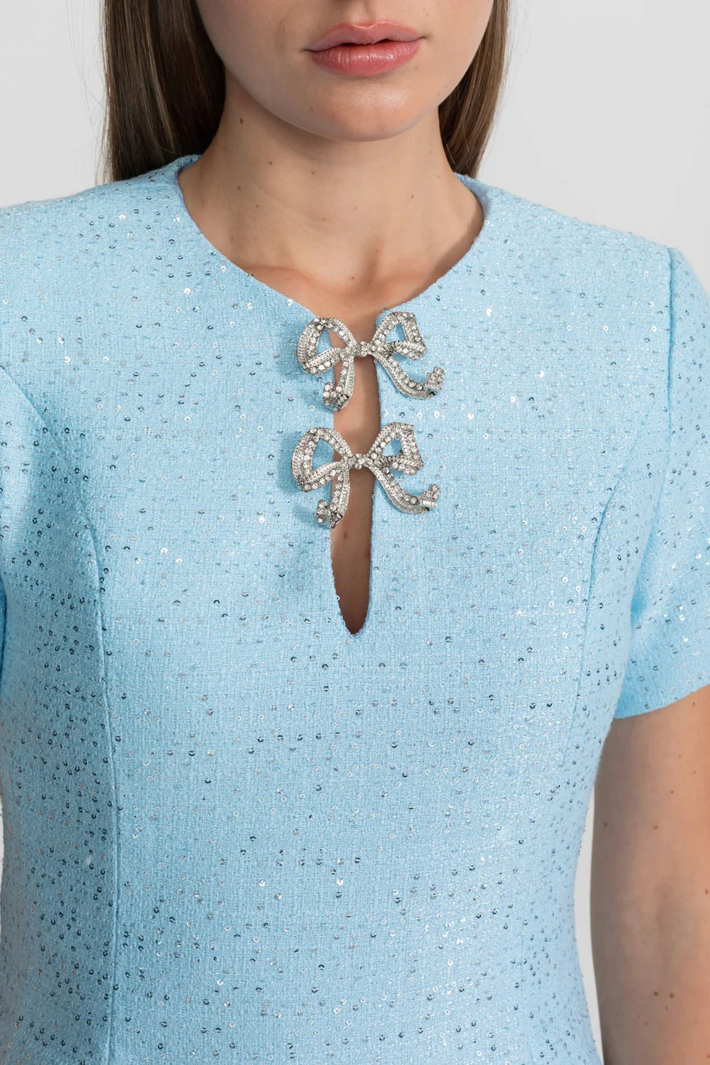 Vestido A-Linha com Laço e Pedrarias Bordadas à Mão – Elegância e Sofisticação