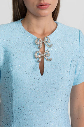 Vestido A-Linha com Laço e Pedrarias Bordadas à Mão – Elegância e Sofisticação