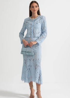 Conjunto Renda com Design Elegante – Blusa Bordada à Mão e Saia em Linha A