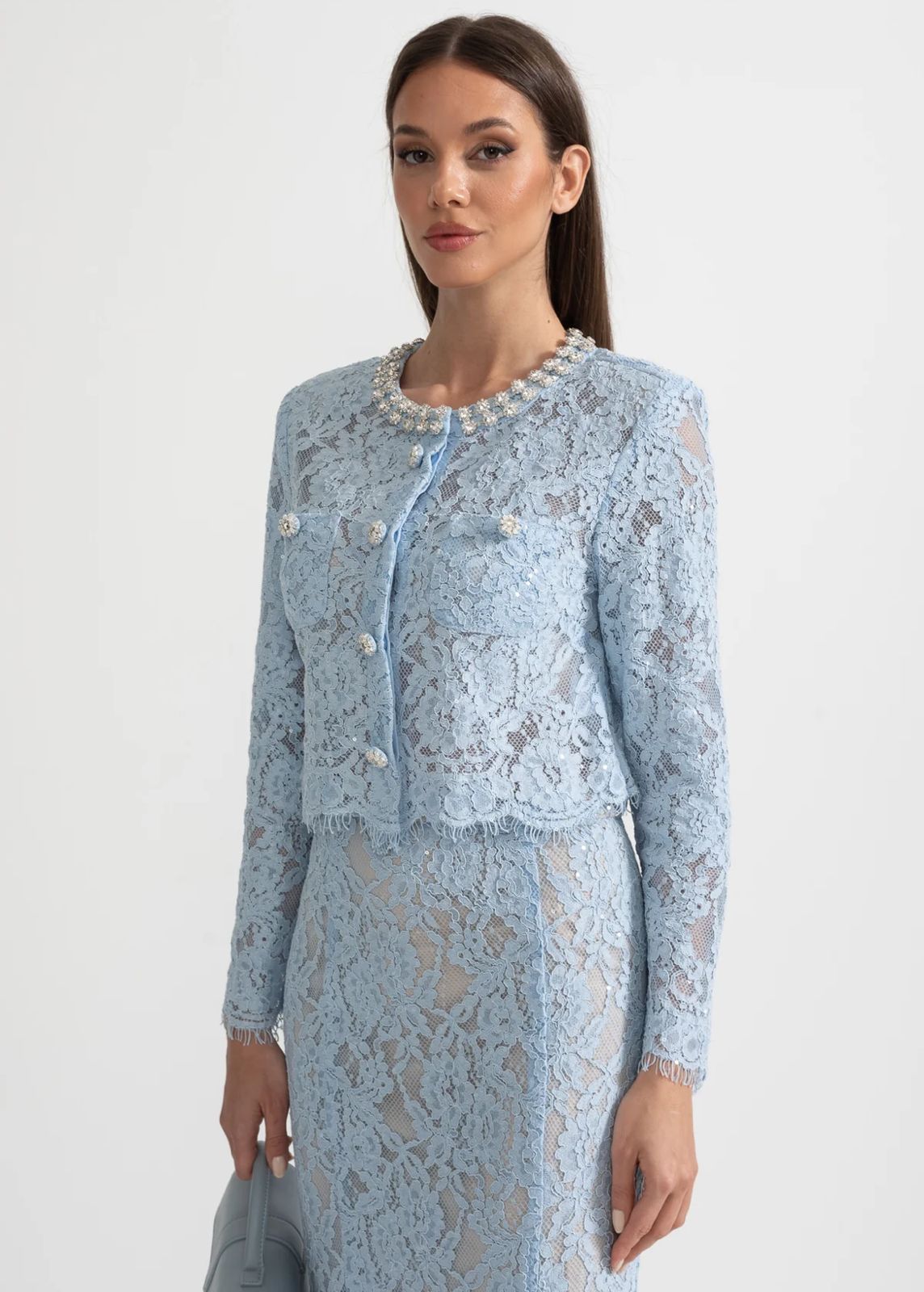 Conjunto Renda com Design Elegante – Blusa Bordada à Mão e Saia em Linha A