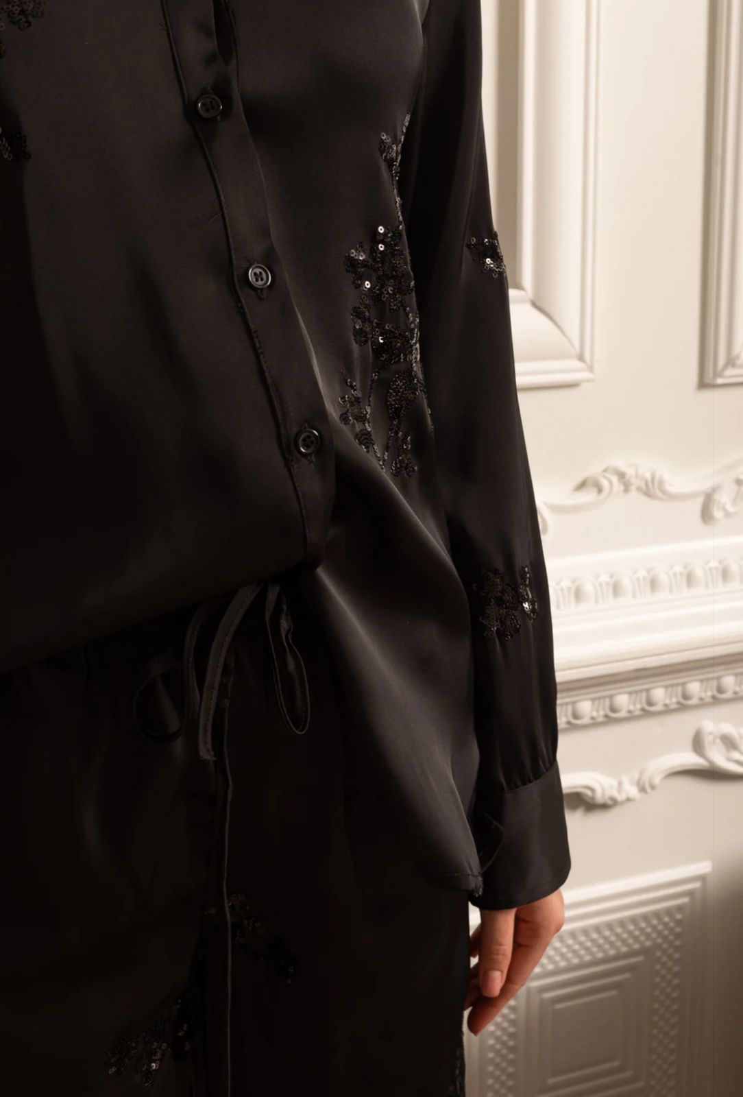 Conjunto de Camisa Bordada à Mão com Paetês e Calça de Cetim – Sofisticação em Cada Detalhe