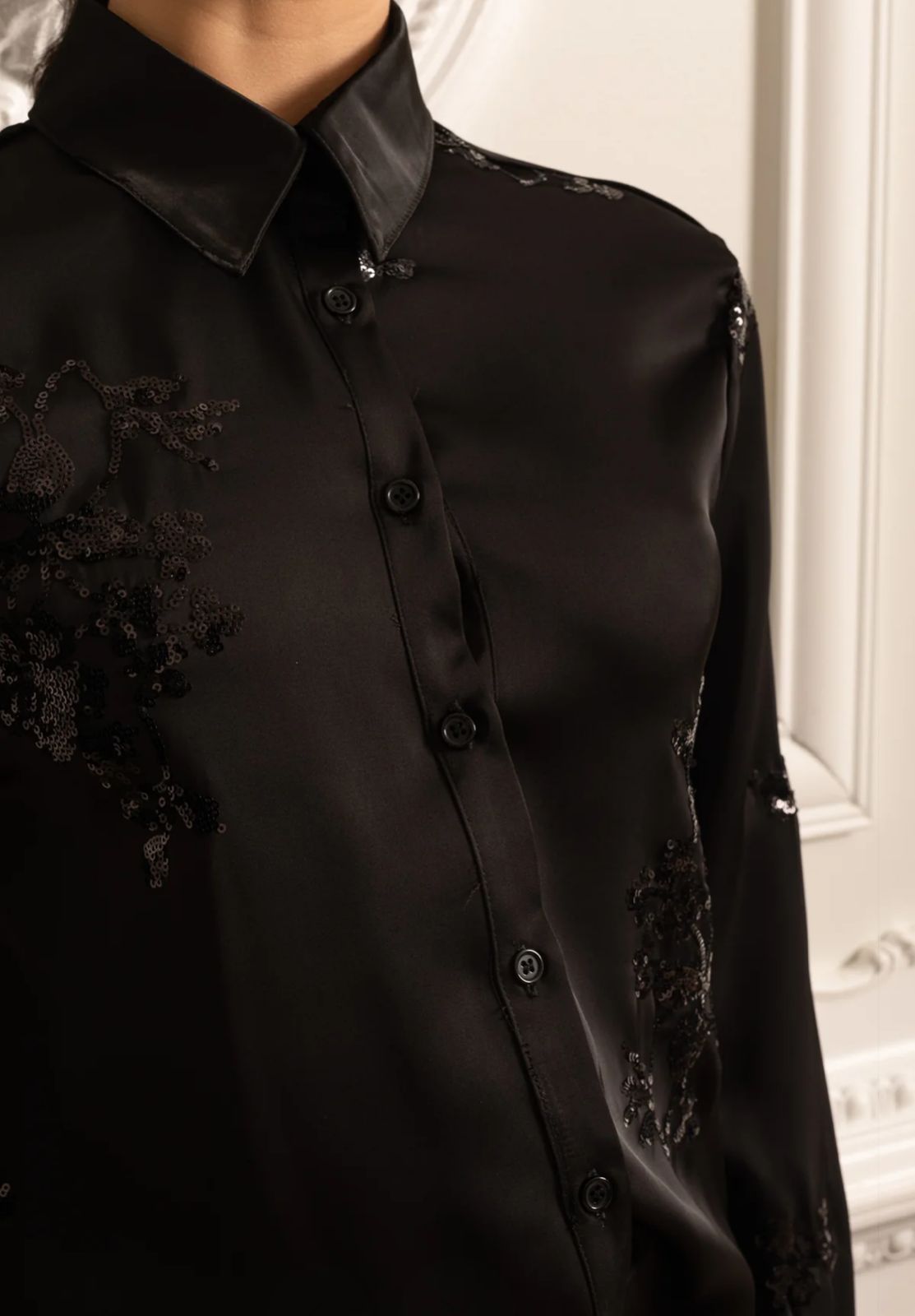 Conjunto de Camisa Bordada à Mão com Paetês e Calça de Cetim – Sofisticação em Cada Detalhe