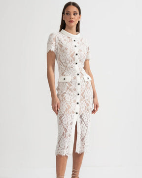 Vestido de Renda com Botões – Silhueta Fina e Detalhes Artísticos