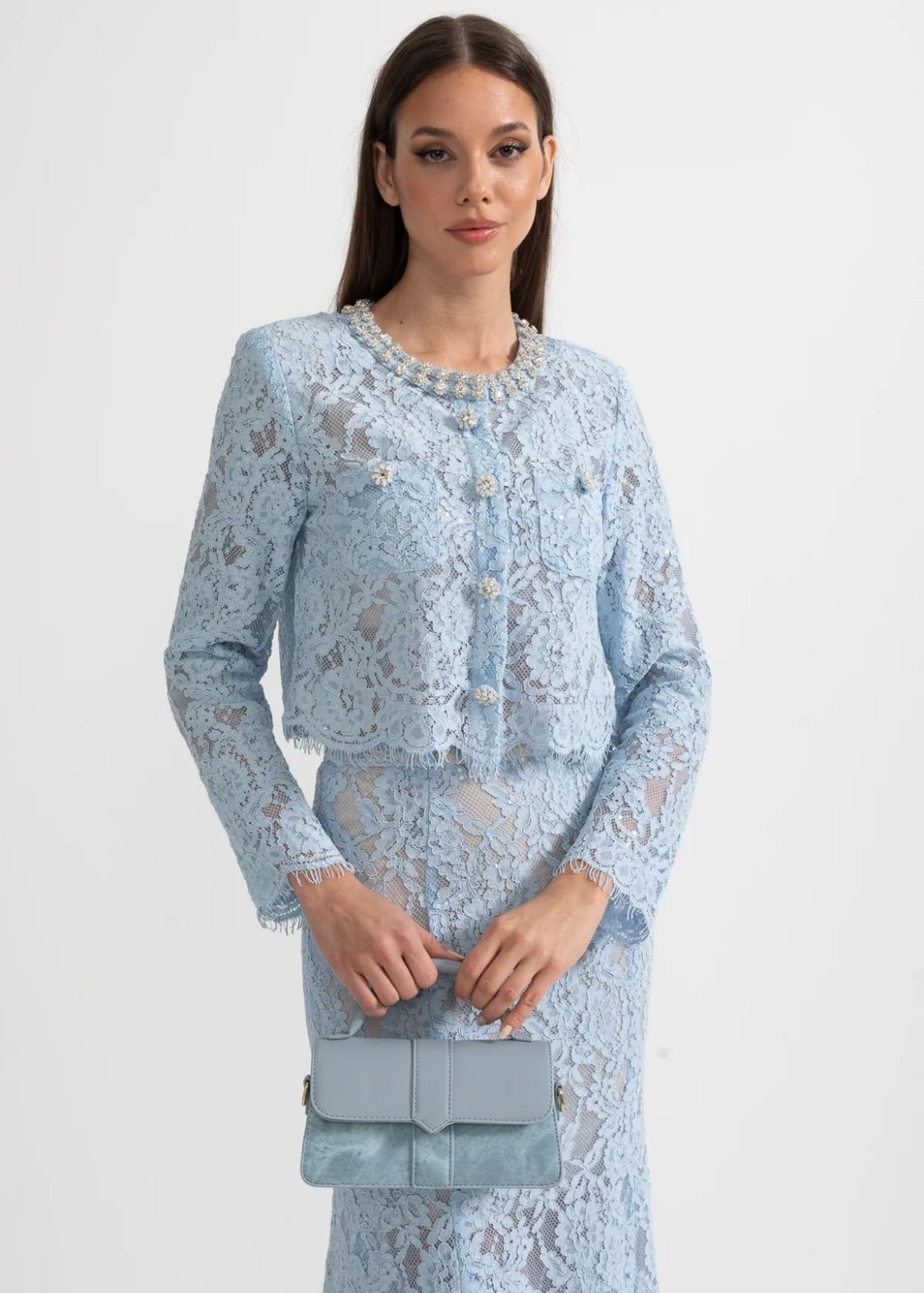 Conjunto Renda com Design Elegante – Blusa Bordada à Mão e Saia em Linha A