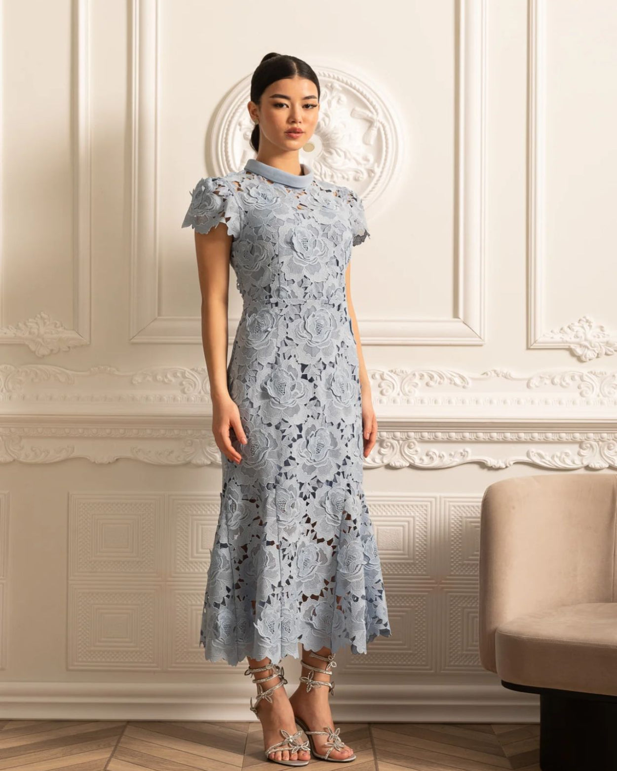 Vestido Renda Bordada  – Elegância Sofisticada