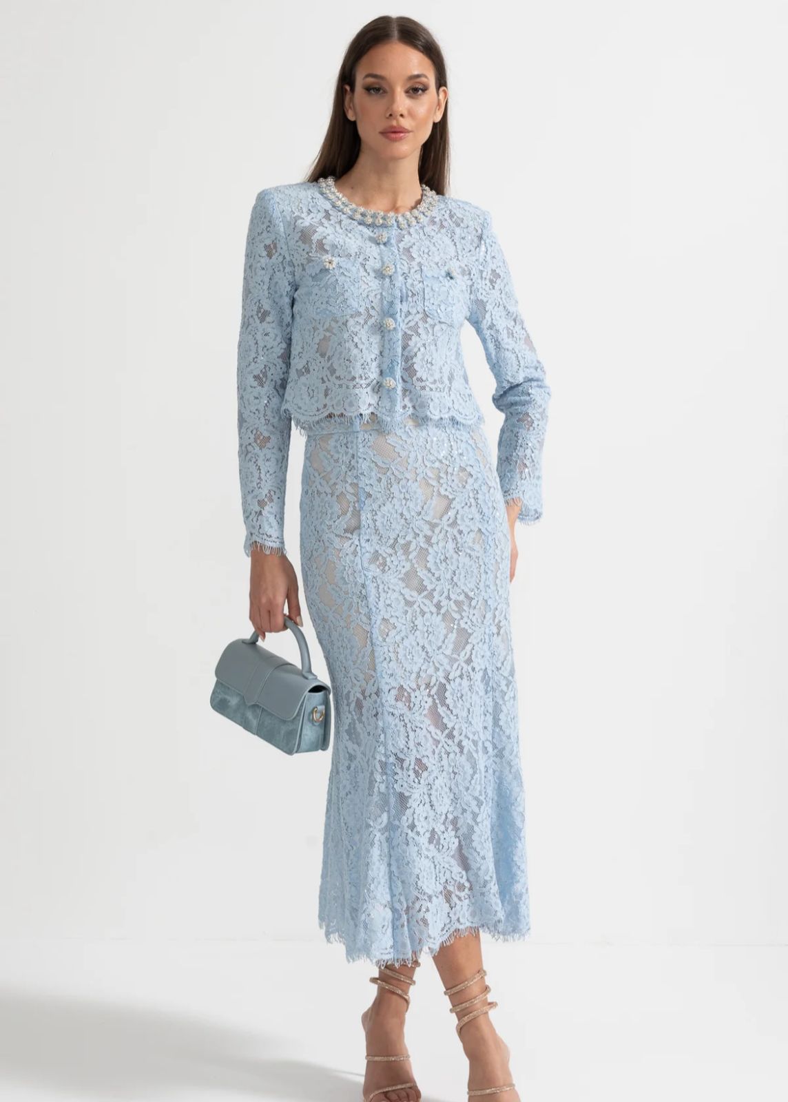 Conjunto Renda com Design Elegante – Blusa Bordada à Mão e Saia em Linha A